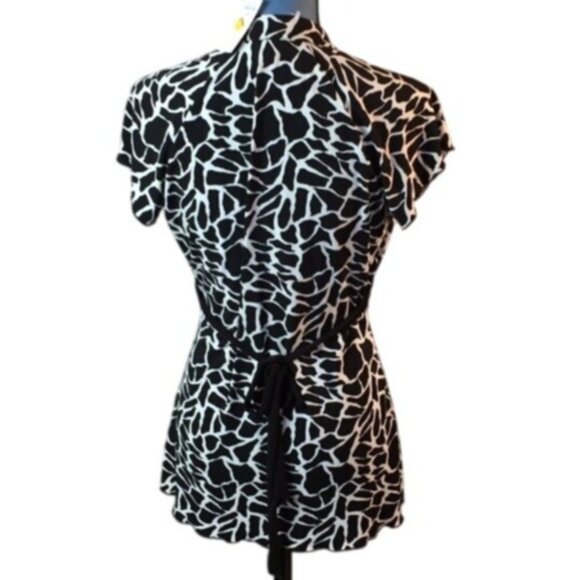 Dressbarn Top Black & White Giraffe Print Blouse Small - Picture 2 of 5